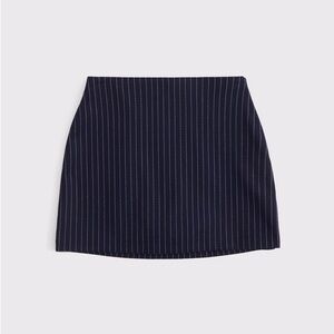 A&F Scarlett Mid Rise Mini Skort in navy stripe S